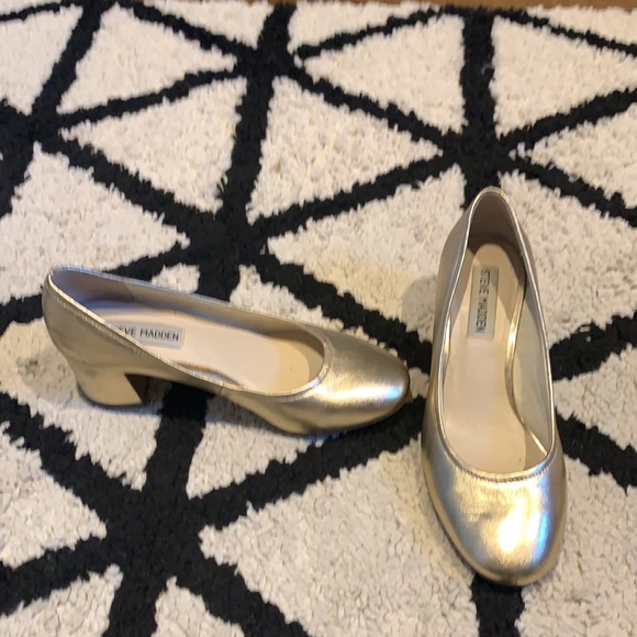 Gold, Steve Madden round toe pumps in size 6 - Picture 4 of 6